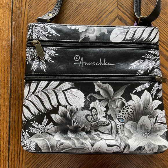 Anuschka Leopard cross body bag - Picture 2 of 6